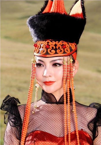 蒙古公主进军歌坛 用纯净音乐唱出草原温情