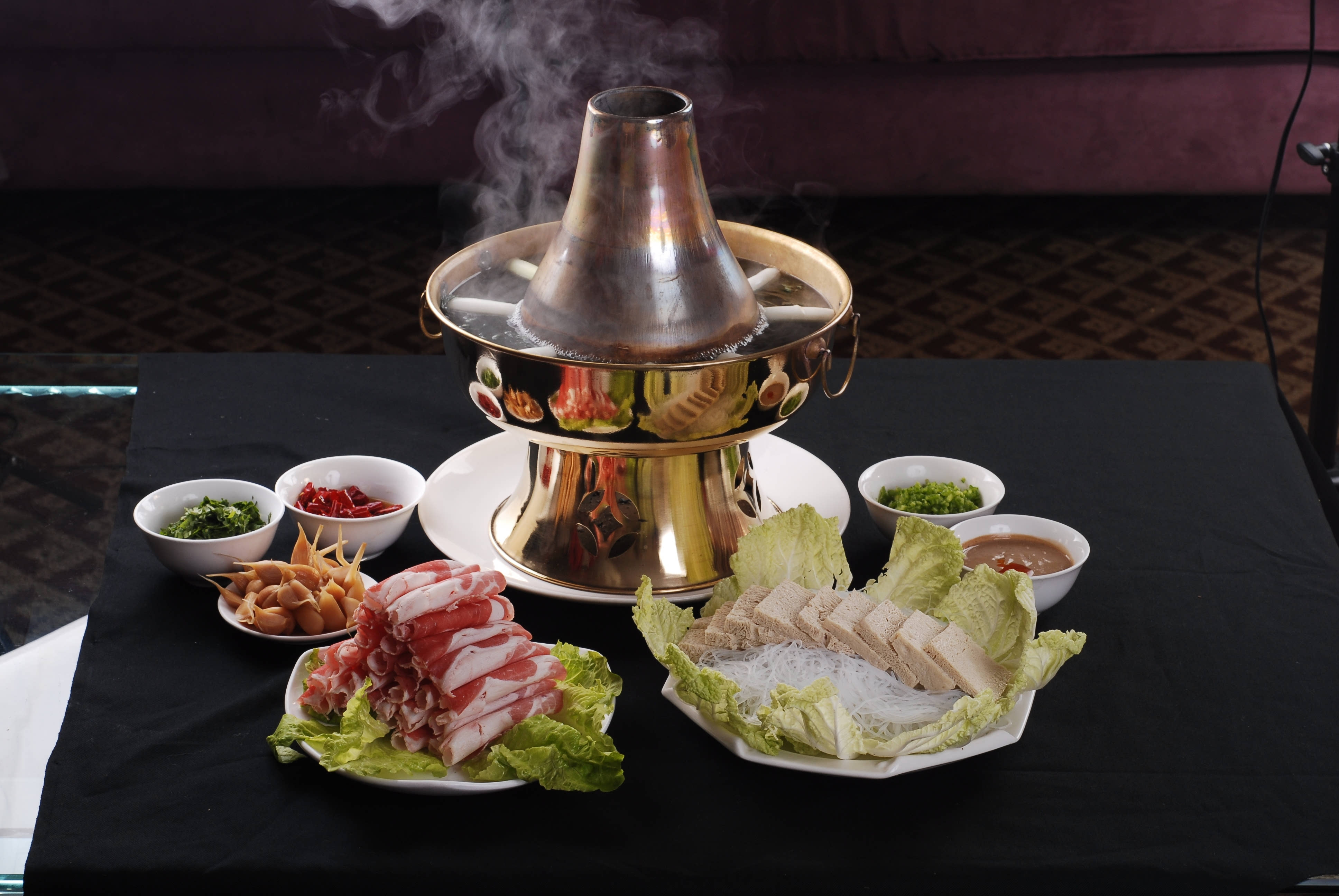 老北京涮羊肉最过瘾   锅底一定要用精制的小铜锅,锅底下烧的定是