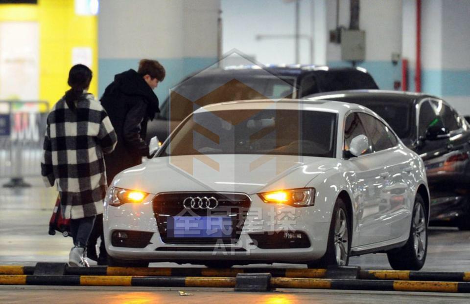 杨紫与男友同上了一辆豪车二人刚到车内稍后便开始舌吻缠绵杨紫与男友