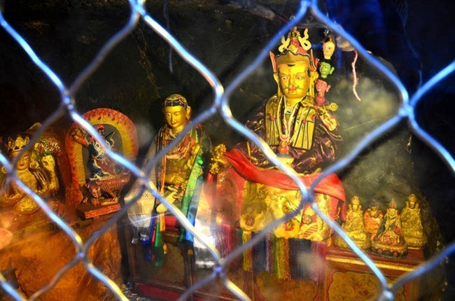 拉萨鲁普岩寺佛像图片