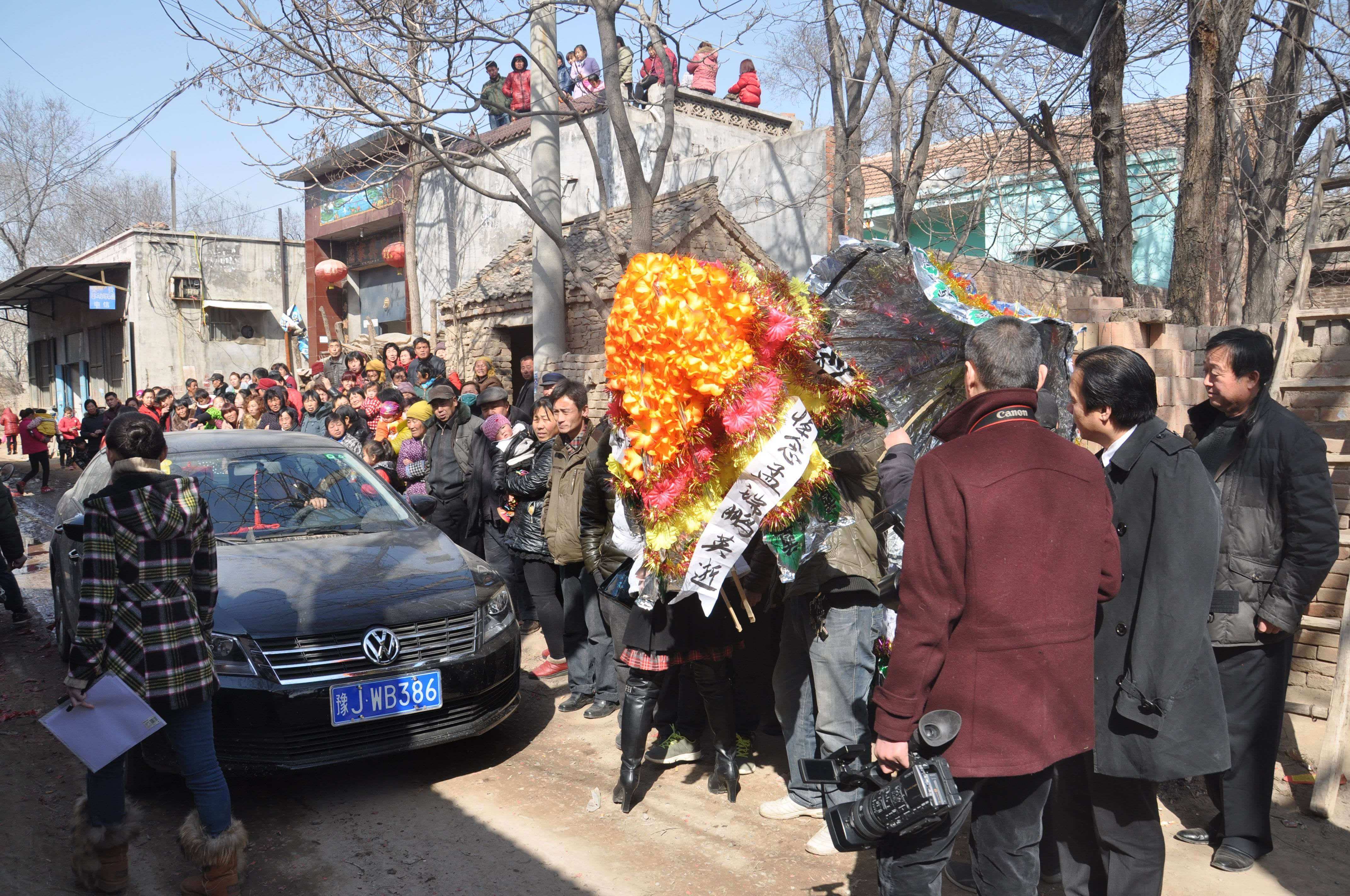 英雄大学生孟瑞鹏父母葬礼现场签署善良保障