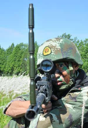 军警部队已经开始使用新型的栓动枪机狙击步枪,即型号为cs/lr3(使用5