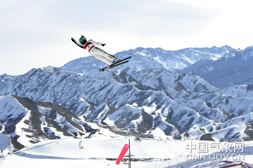 架設在天山天池國際滑雪場賽道邊的自動氣象站.潘繼鵬 攝