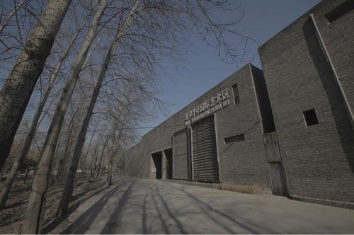 915路,916路,918路北皋站下车步行600米左右到达北皋1号国际艺术区