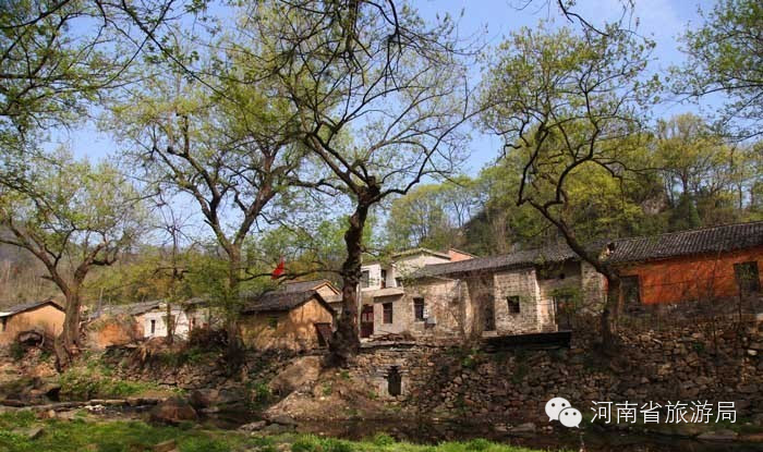 西河古村落位於新縣周河鄉西河村西河大灣,地處河南和湖北的交界的大