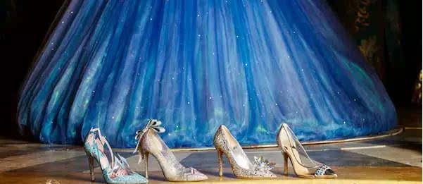 世奇水晶连做了8双鞋子,虽然因为实在没法儿走路,拍全景时,灰姑娘脚部