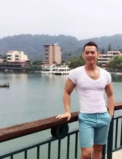 来张金刚芭比大合照囚徒健身,我们的努力只为每一个平凡的你.