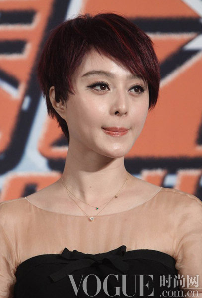 2011年,王菲出席某品牌在台北的开幕典礼,短发的她利落摩登,现在看来