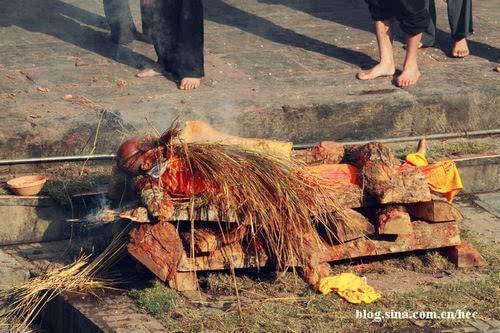 看看尼泊尔火葬:触目惊心的焚烧仪式