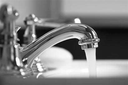 不要开着水龙头用长流水洗碗或洗衣服.