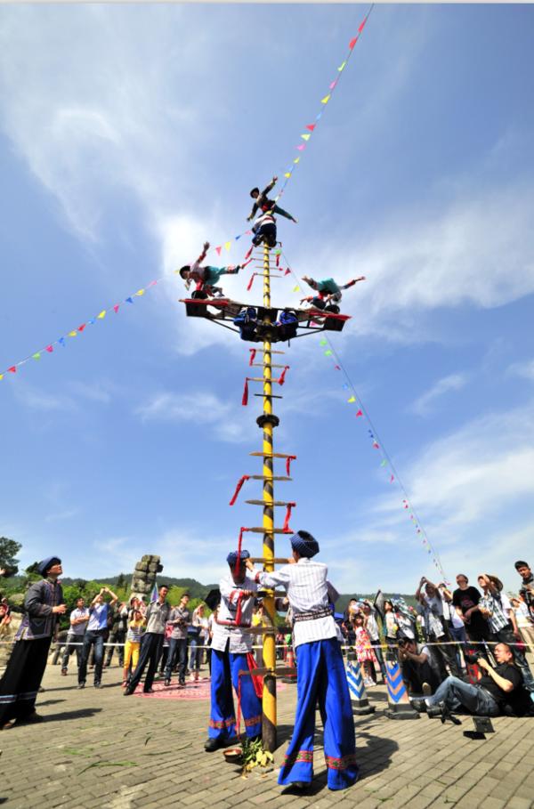 龙鳞花海韵万盛龙鳞石海第十七届苗族踩山会开启