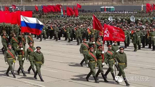 俄罗斯三军军旗,从左至右为陆军军旗,空军军旗,海军军旗