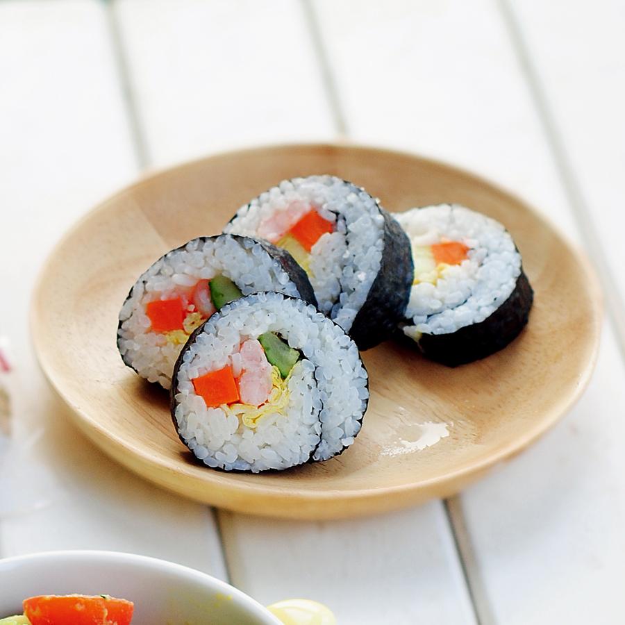 北极虾仁寿司卷5 芝士剪成云朵,胡萝卜剪贴成太阳.