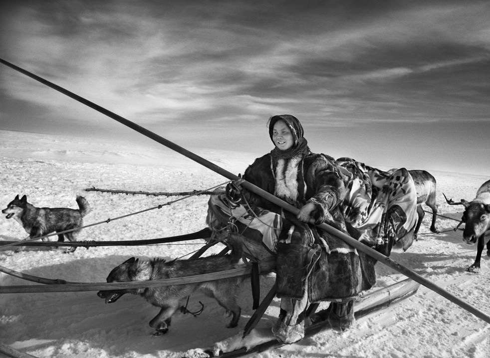 以史诗般的视角记录了西伯利亚北部游牧民族涅涅茨人原始的生活状态