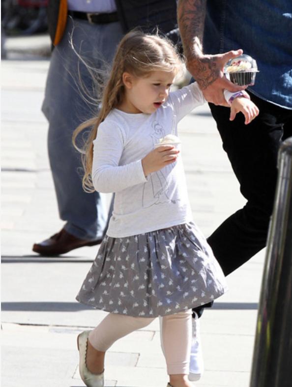贝克汉姆带女儿外出买冰激凌小七戴墨镜气质直逼老爸