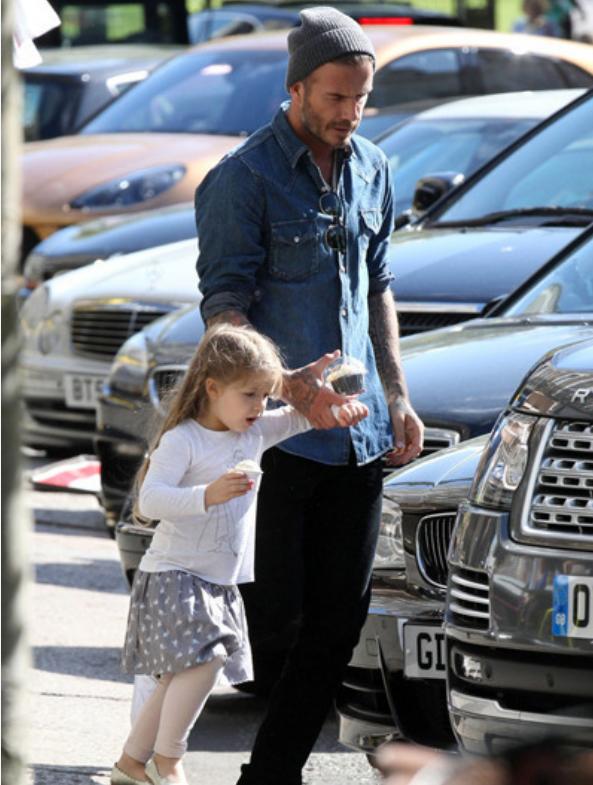 贝克汉姆带女儿外出买冰激凌小七戴墨镜气质直逼老爸