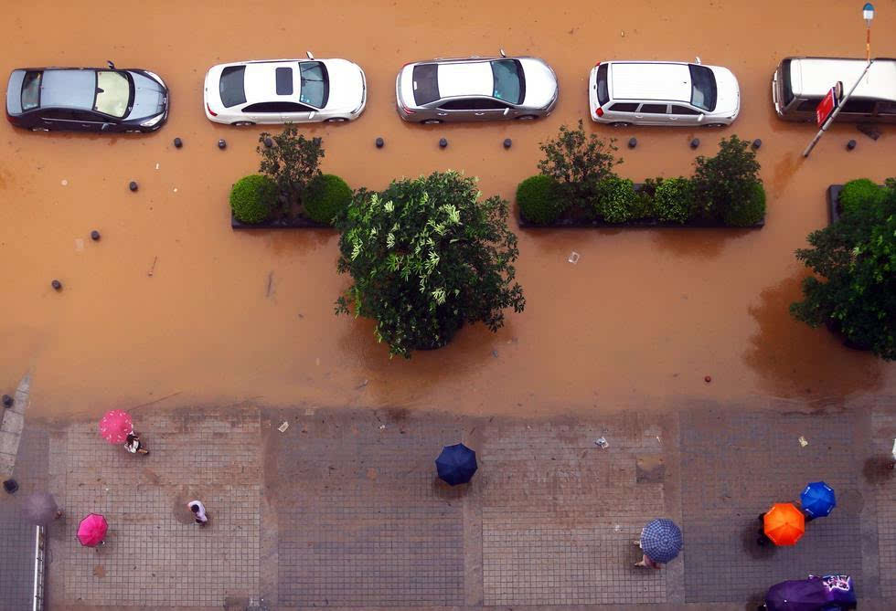 雨一直下!東莞內澇成海 市民街頭抓魚