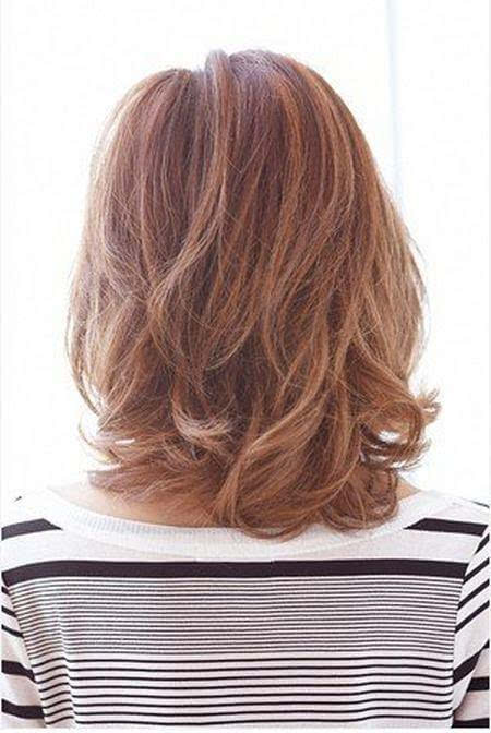 无前刘海的设计和两颊侧面内翻卷发配合起来有神奇的修颜效果,却不