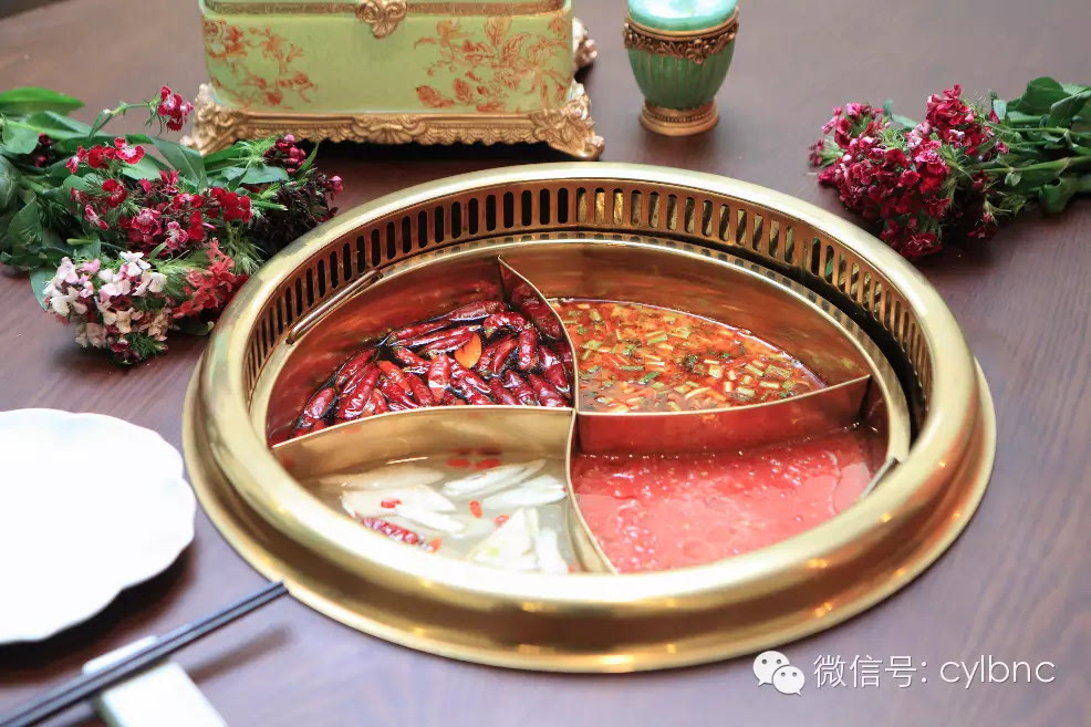 青石玖宫,常态火锅具备的底料和形态它都有,但三格,四格火锅才是自己