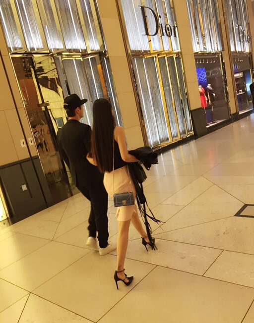 近日,有网友晒出偶遇黄晓明和杨颖现身香港逛街的照片