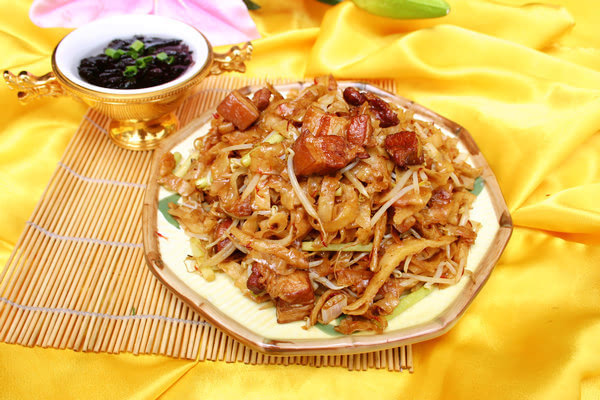 葛记焖饼是"京都老号"葛记坛子肉焖饼馆独家经营的一种汉族特色小吃.