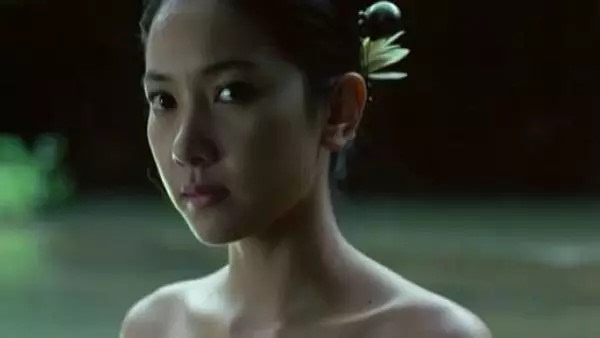 泰国版的《人鬼情未了》,电影名字很吓人,但画面很美,尤其是女主角.