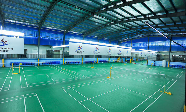 侨飞羽毛球馆场地专业,教练也很热情专业,场地有空调,设施很好,运动完
