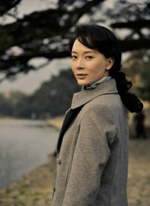 《剧场》郁珠知名话剧演员,家喻户晓,年过四十,却美丽依旧.