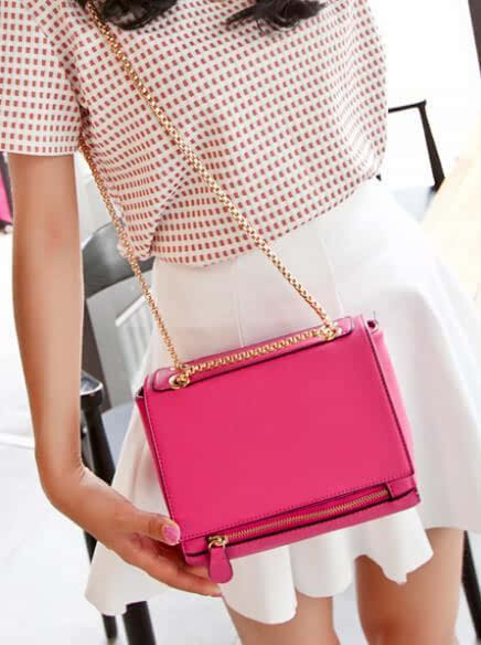 粉色方格子白色连衣裙,搭配一个玫红色斜挎包,甜美时尚又好看,还显得