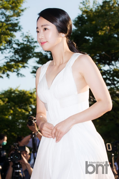 庭沼珉,郑宇,任性彦,徐英,柳和荣,金柳妍等出席,金柳妍"内衣款"礼服十