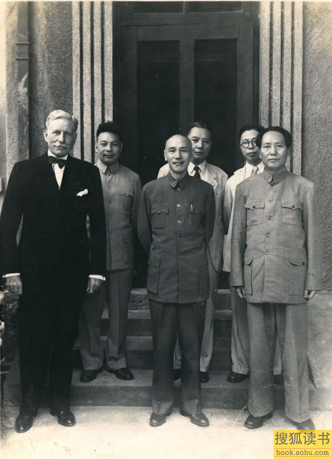 1945年,抗战胜利,蒋介石向全国军民发表广播演说后巡视重庆市区.