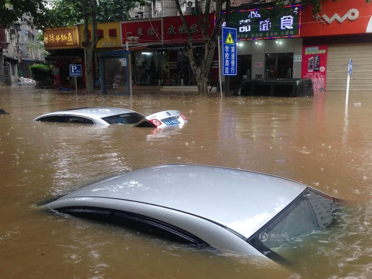 7月23日8时起至16时30分,武汉市突遭大暴雨袭击