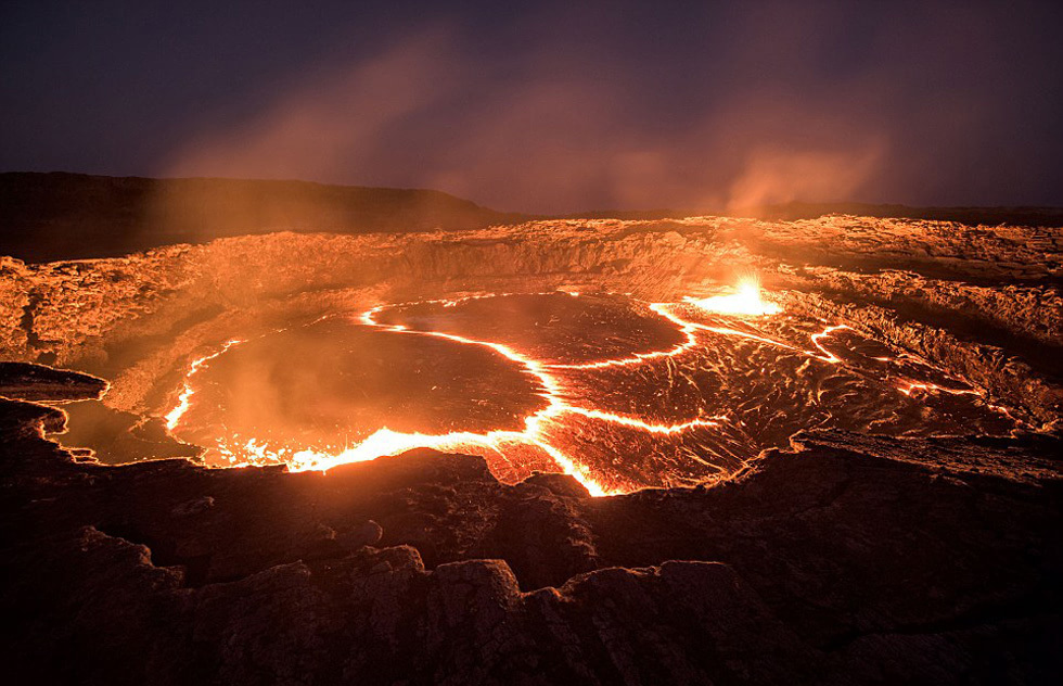 图佩用镜头捕捉到了令人生畏的火山熔岩湖的场景,他站在熔岩湖的边缘