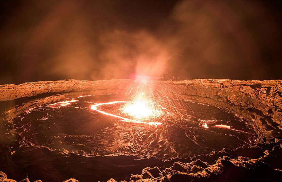 尔塔阿雷火山是世界上仅存的六大熔岩湖泊之一