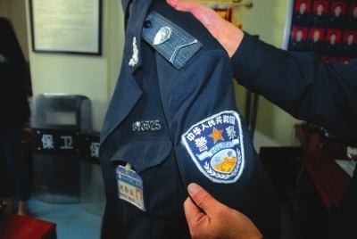 保安员穿着﹃山寨警服﹄这才是正规的保安服兰州晚报讯(记者王进文/图