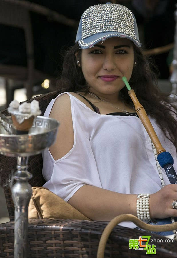 性感迷人黎巴嫩吸水烟的女人