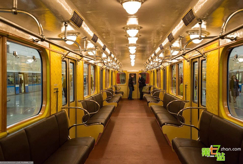 公认世界最漂亮地铁:莫斯科复古车展览