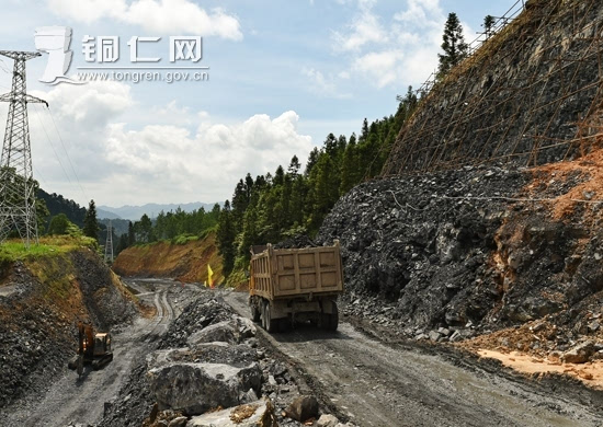 鏖战松印路 打通大动脉  ——松桃自治县加快孟溪至新民公路改扩建