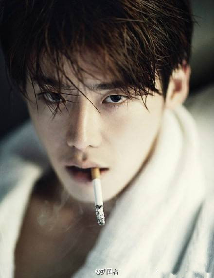 韩国明星抽烟图片