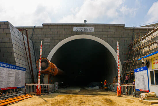 成贵铁路13标首个隧道洞门竣工