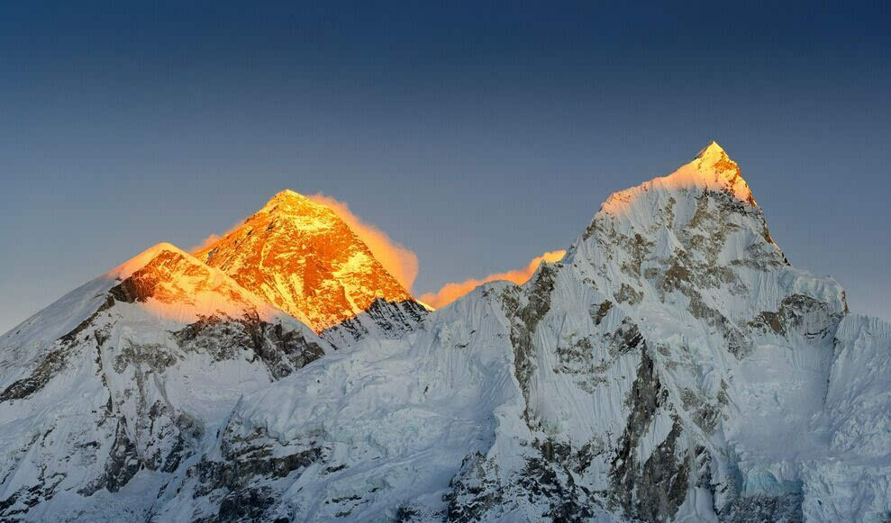 萨朗科山,当太阳升起来,耀眼的光芒照在雪峰上形成金顶,绚丽无比