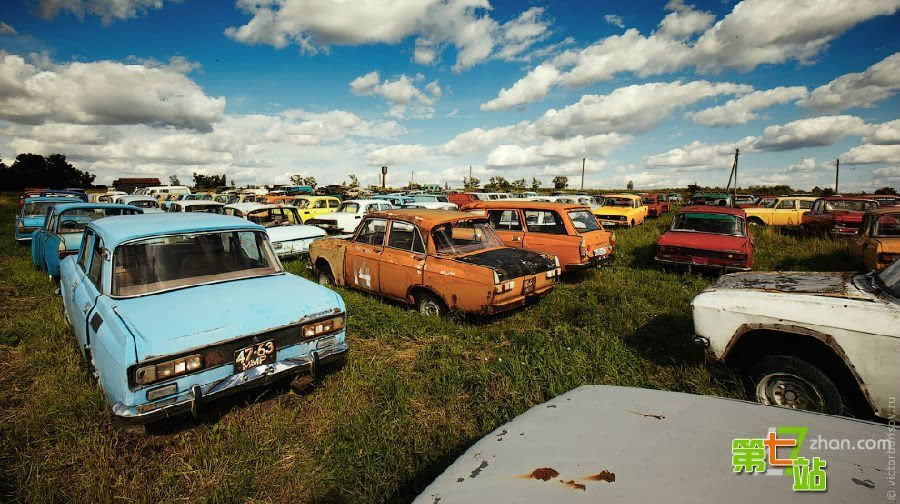 邁克爾是一名前職業賽車隊的機械師,在80年代末期開始收集汽車.