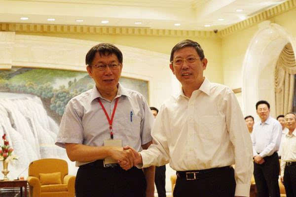 上海市市长杨雄17日晚会见了台北市市长柯文哲率领的代表团一行,代表