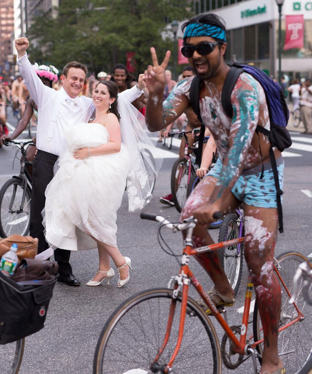 城会玩美国新婚夫妇在裸体骑游车队中拍婚纱照