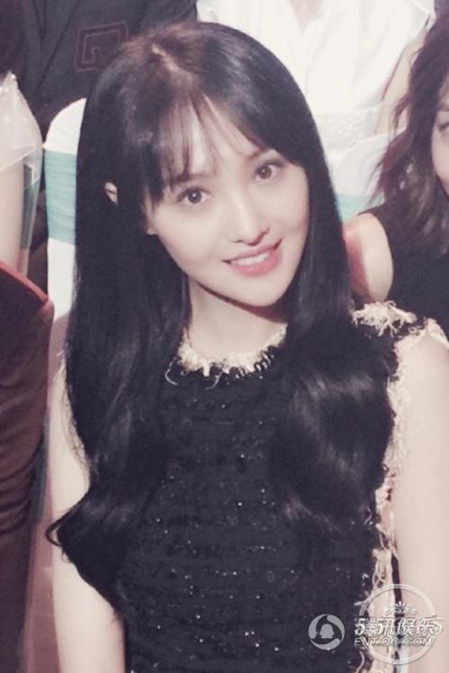 郑爽穿黑裙亮相心情好 受新恋情滋润笑容甜美