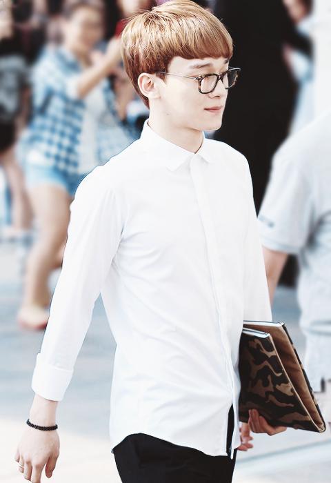 chen金钟大:只用手拿包就有满分爆棚的时尚感