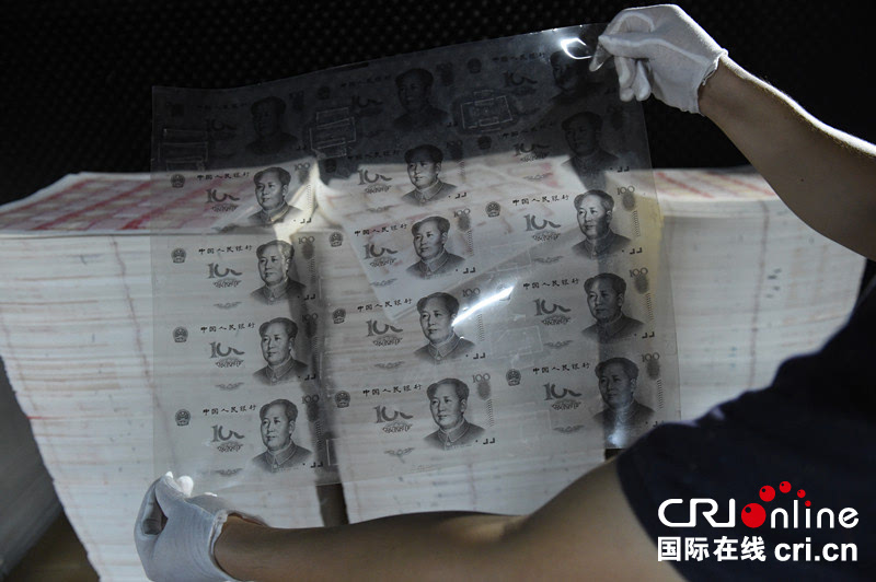犯罪团伙获悉今年11月人民币将出新版,抓紧在最后时间疯狂印钞