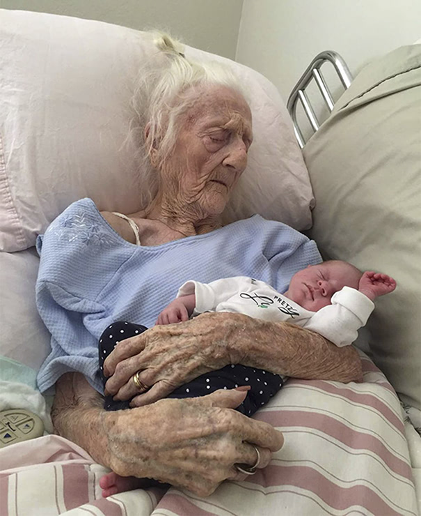 百岁老人与刚出世婴儿的奇妙相遇
