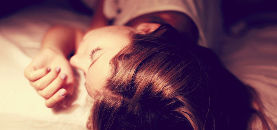 女孩 漂亮的脸蛋 睡觉 头发 睡衣 唯美壁纸