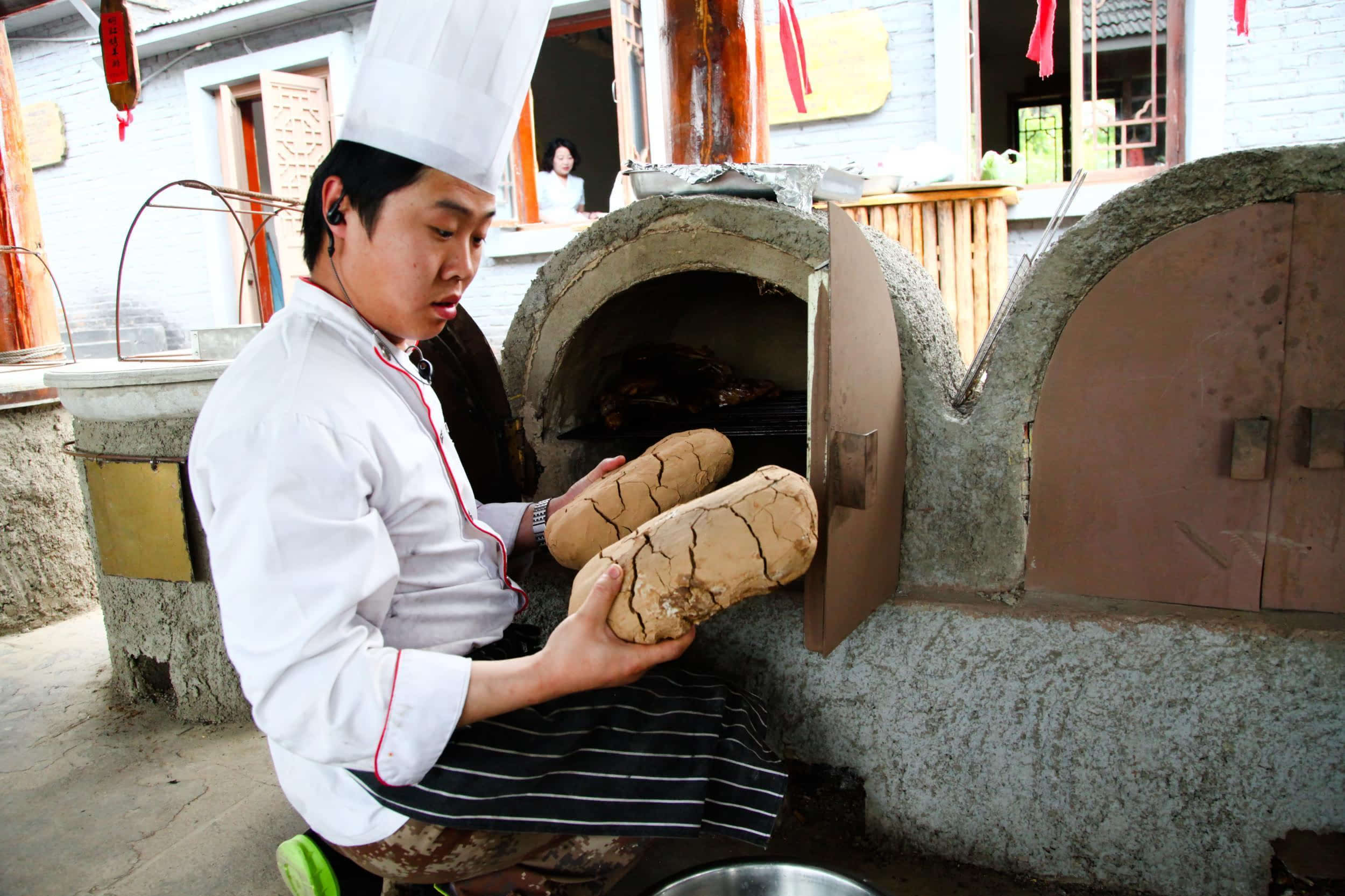 的肉,亲手串成蒙古族著名的红柳大串;锡伯族民间土窑里烤着叫花鸡